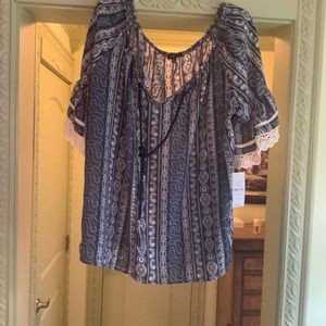 Women blouse signature studio size 1X. Light weight perfect for spring